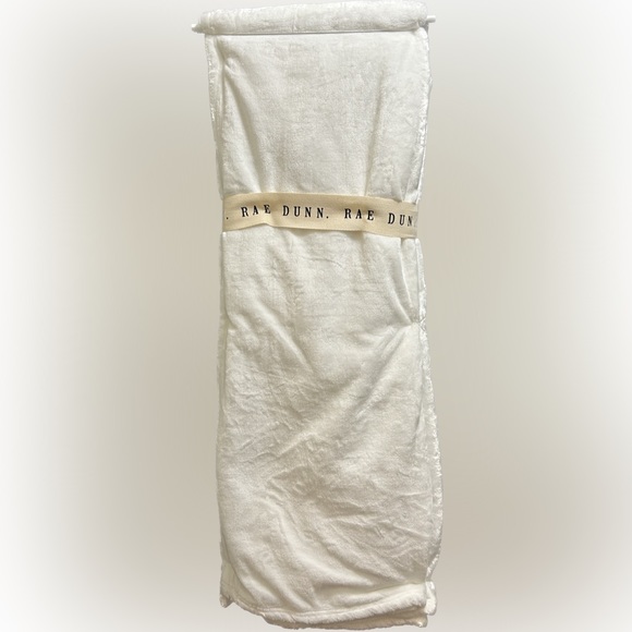 NWT RAE DUNN EVERYONE IS WELCOME HERE RAINBOW 🌈 EMBROIDERED PLUSH THROW - Picture 12 of 13